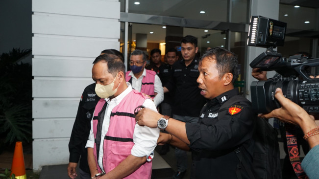 Tersangka saat diboyong ke mobil tahanan. [Dok. Humas Kejati Sumut]